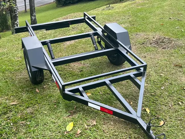 Chassi de carreta para painel de LED visto de frente, com engate e macaco