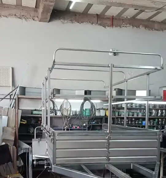 Carretinha galvanizada com grade sendo finalizada na fábrica da Rangel